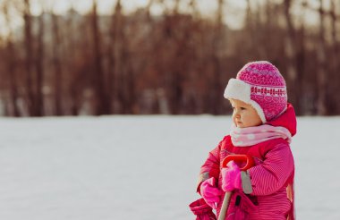 şirin mutlu küçük kız oyun kışın