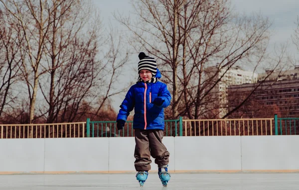 Mignon petit garçon apprendre à patiner en hiver — Photo