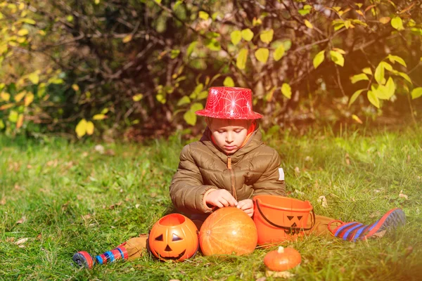 Anak kecil dengan kostum halloween di musim gugur — Stok Foto