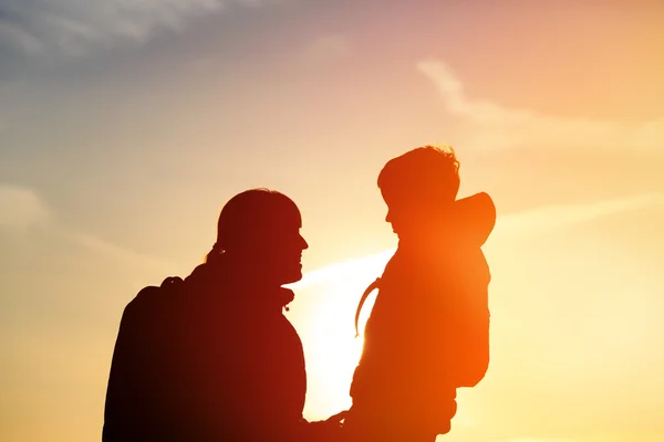 Madre e figlio viaggiano al tramonto — Foto Stock