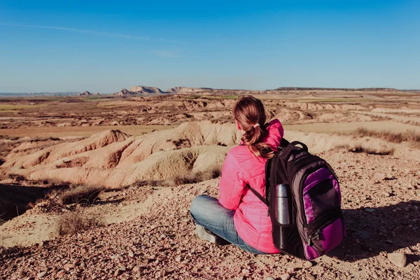 Sırt çantası seyahat dağlarda olan kadın — Stok fotoğraf