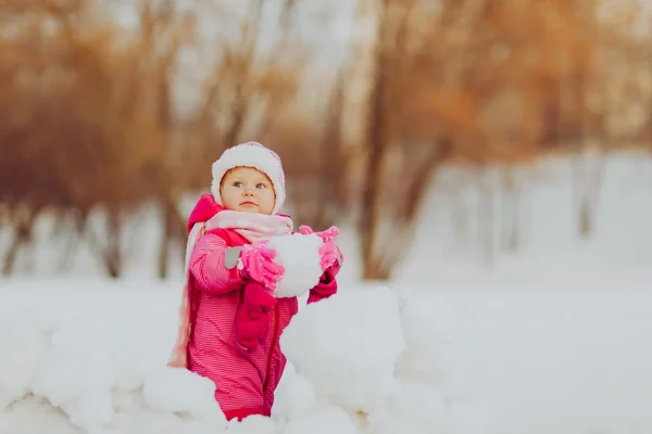 Şirin mutlu küçük kız oyun kışın — Stok fotoğraf