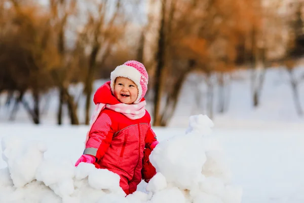 Bonito feliz menina jogar no inverno — Fotografia de Stock