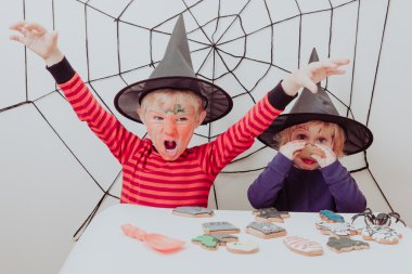 Ve mutlu erkek kardeşim Cadılar Bayramı partisi