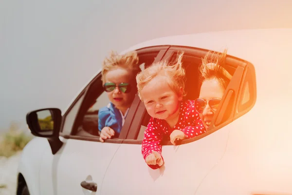 Matka z synem i córką podróży samochodem — Zdjęcie stockowe