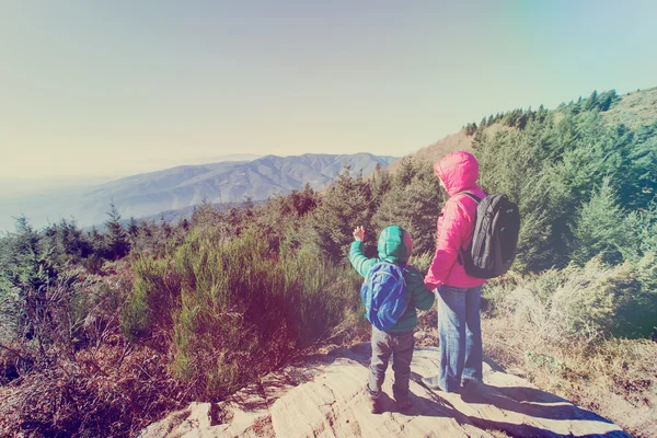 Concept de voyage en famille mère et fils randonnée dans les montagnes pittoresques — Photo