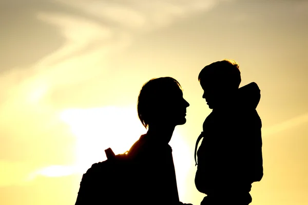 Padre e figlioletto con zaini viaggiano al tramonto — Foto Stock