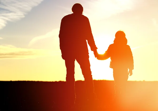 Familienreise - Vater und Sohn mit Rucksäcken beim Sonnenuntergang — Stockfoto