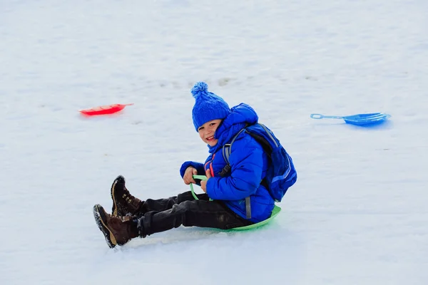 Παιδιά διασκέδαση χειμώνα - μικρό αγόρι ολίσθησης στο χιόνι — Φωτογραφία Αρχείου