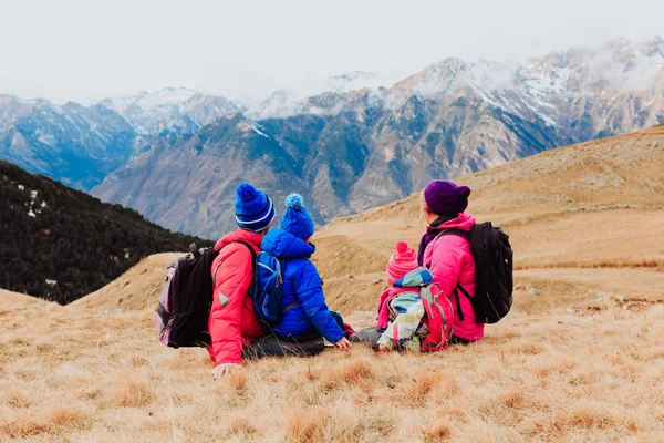 两个小孩的家庭旅游风景区冬季山区 — 图库照片