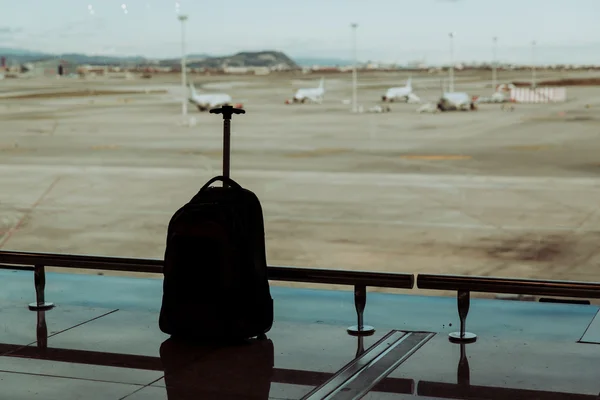 Viajes y turismo - maleta en el aeropuerto — Foto de Stock