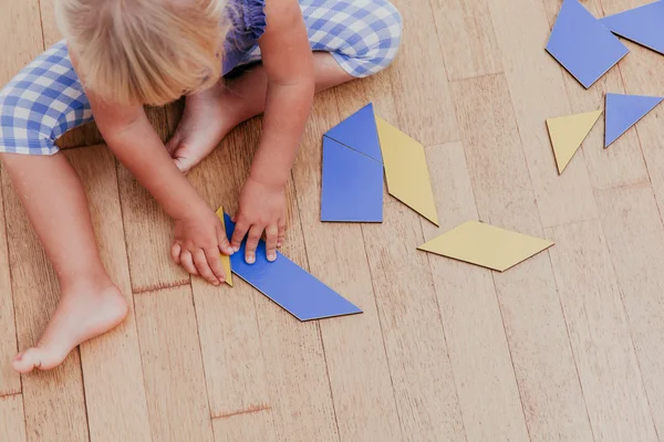 Petite fille jouer avec puzzle, éducation précoce — Photo