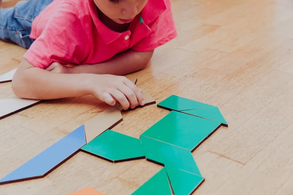 Petit garçon jouer avec puzzle, éducation précoce — Photo