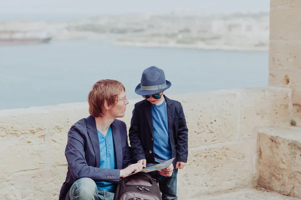 Family travel in Europe- father and little son looking at map — Stock Photo, Image