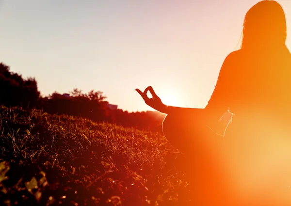 Sérénité et pratique du yoga au coucher du soleil — Photo