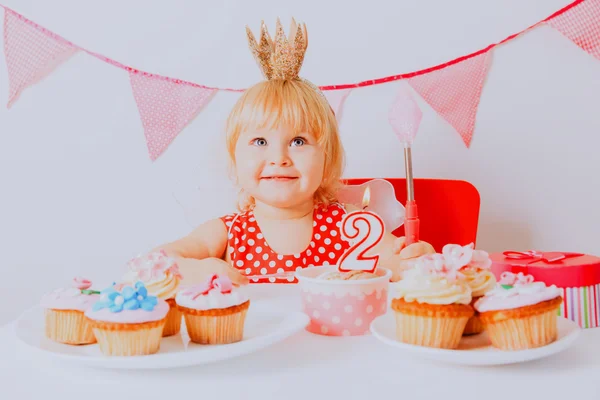 Menina feliz com doces na festa de aniversário — Fotografia de Stock