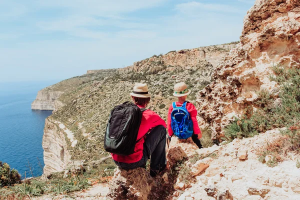 Viajes en familia - padre e hijo de senderismo en las montañas escénicas — Foto de Stock