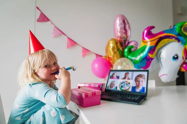 Feliz niña celebrando cumpleaños en casa con la familia en videollamada —  Fotos de Stock