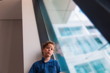 Çocuk evde sıkılmış ve yorgun, çocuk evde stresli ve bitkin.