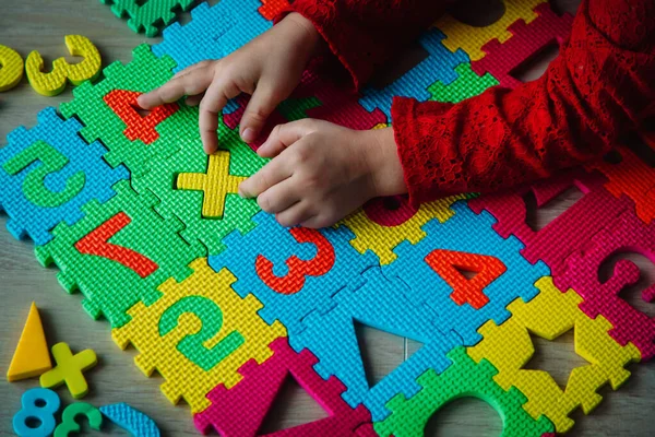 Niña jugando con rompecabezas, concepto de educación —  Fotos de Stock