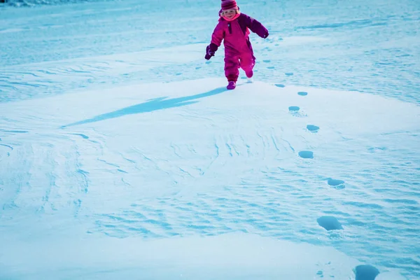 Menina caminha no inverno natureza deixando passos na neve — Fotografia de Stock