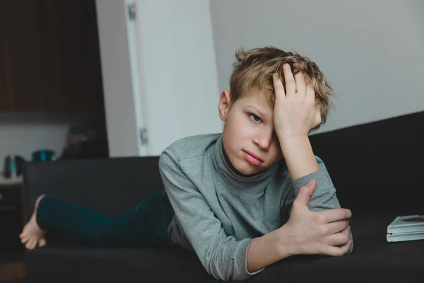 남자 아이는 지루 함을 느끼고, 집에서 불안과 스트레스를 느끼는 아이 — 스톡 사진