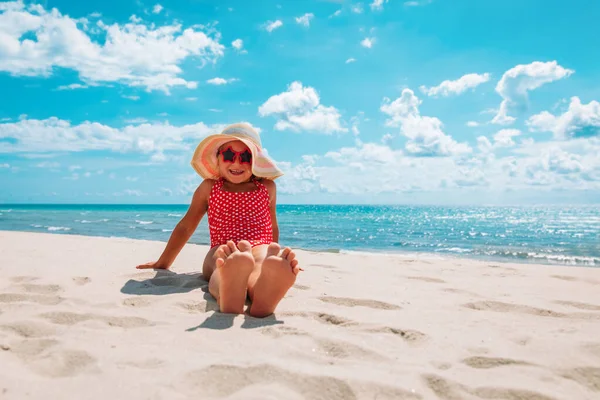 Nettes kleines Mädchen genießt Urlaub am tropischen Sandstrand — Stockfoto