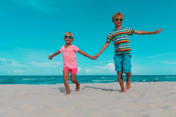 Crianças felizes desfrutar de férias na praia, menino e menina se divertir — Fotografia de Stock