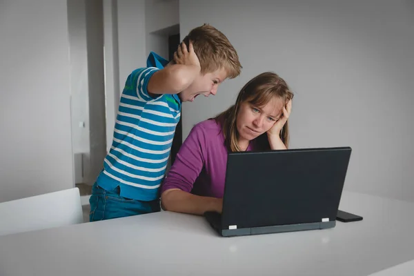 Mamma försöker arbeta hemifrån medan barnet skriker — Stockfoto