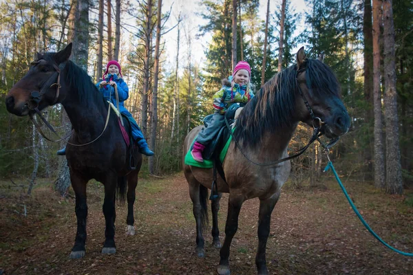 Niñas en paseo a caballo en la naturaleza — Foto de Stock