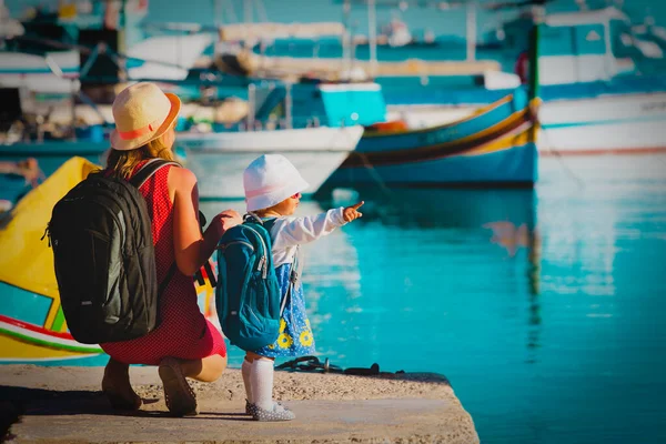 엄마와 귀여운 어린 딸이 몰타를 여행하는 모습 — 스톡 사진