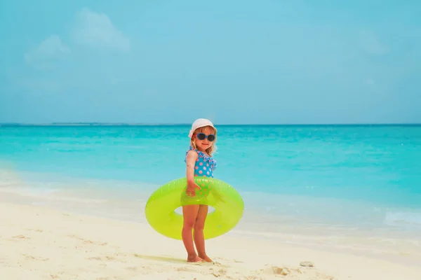 Felice graziosa bambina con galleggiante sulla spiaggia tropicale — Foto Stock