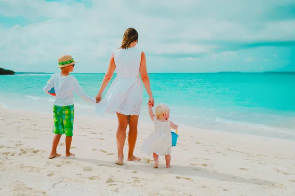 母亲带着儿子和女儿在海滩上 — 图库照片