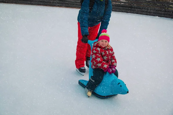 Vader met kleine dochter schaatsen in de winter, familie sport — Stockfoto