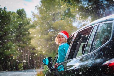 Noel Arabası Seyahati - Mutlu şirin kız kışın seyahat etmeyi sever