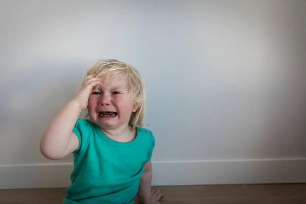 Triste choro criança, gritando bebê em casa — Fotografia de Stock