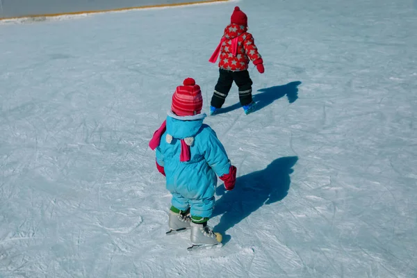 Kleine Mädchen Schlittschuhlaufen im Winter, Familiensport — Stockfoto