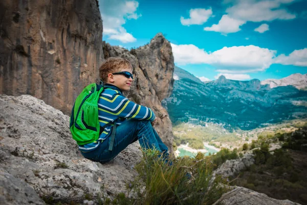 Glad pojke vandring i naturen, barn resa i bergen — Stockfoto