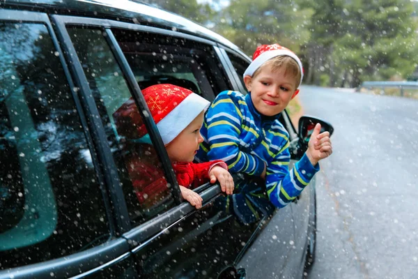 Boże Narodzenie samochód podróży- szczęśliwy chłopiec i dziewczyna cieszyć podróży w zimie charakter — Zdjęcie stockowe