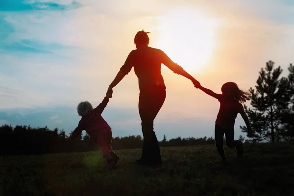Šťastná matka s dětmi hrát v přírodě — Stock fotografie