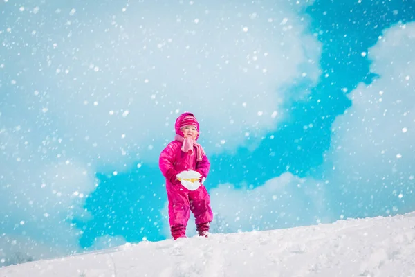 Nettes kleines Mädchen schaufelt Winterschnee in der Natur — Stockfoto