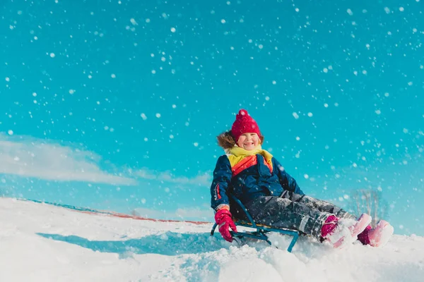 Happy little girl on sledge in winter nature — Stock Photo, Image