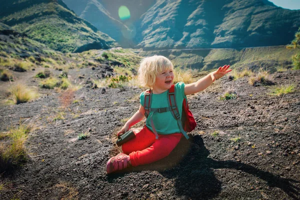 Мила маленька дівчинка з рюкзаком подорожує в горах — стокове фото