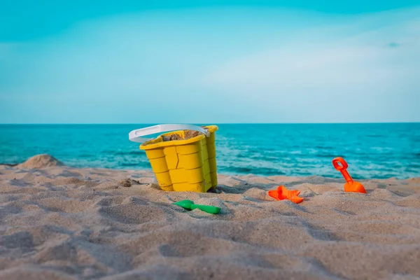 Gyerekek játékok a trópusi homokos strandon, családi nyaralás koncepció — Stock Fotó