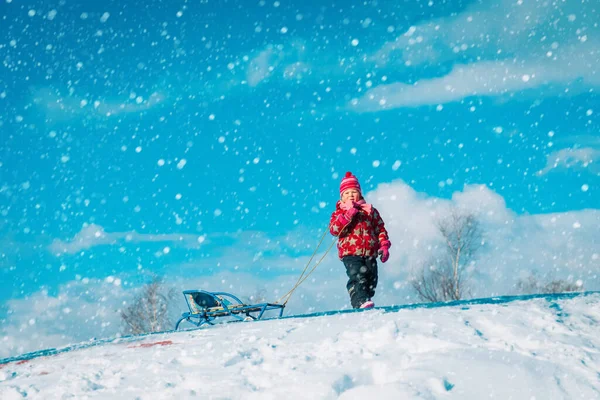 Glückliche kleine Mädchen Schlitten in der Winter-Natur — Stockfoto