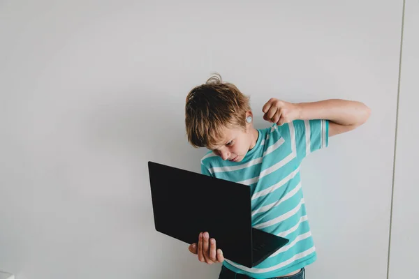 Aggressives Kind kämpft gegen Computer zu Hause, Stress und Angst — Stockfoto