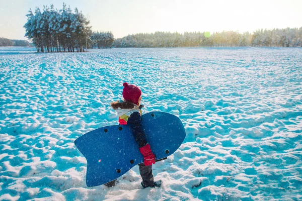 Kleines Mädchen rutscht im Winter Schnee Natur — Stockfoto