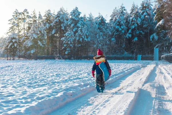 Kleines Mädchen rutscht im Winter Schnee Natur — Stockfoto