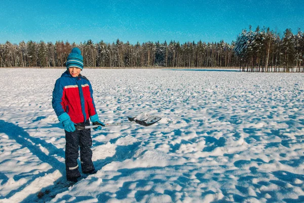 Kinder graben und reinigen Winterschnee, Familien-Winteraktivitäten — Stockfoto
