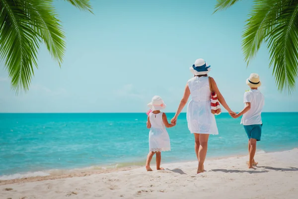 Matka z synem i córką na plaży — Zdjęcie stockowe